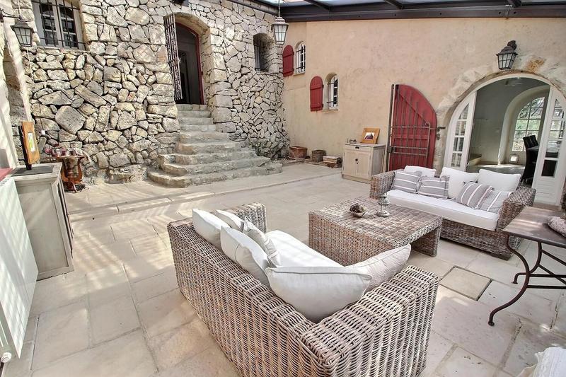 Maison - 240 m² - 7 pièces