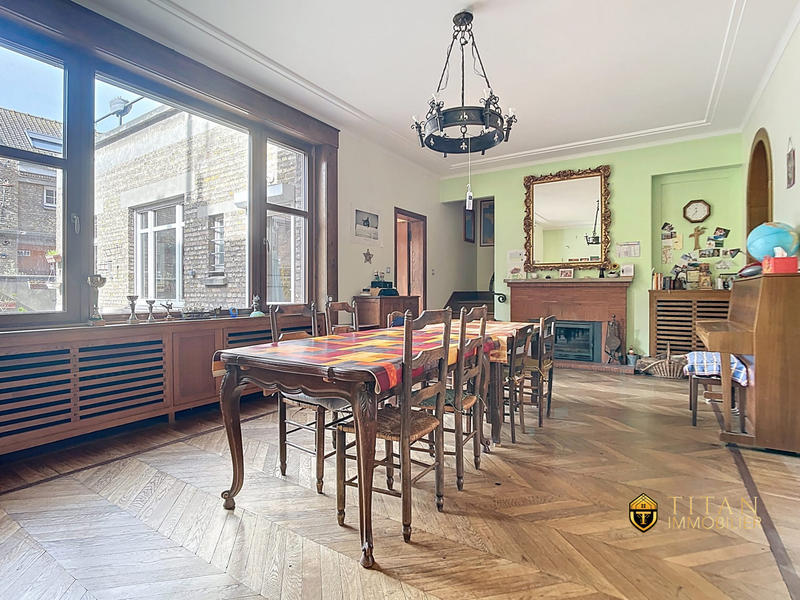 Maison - 218 m² - 9 pièces