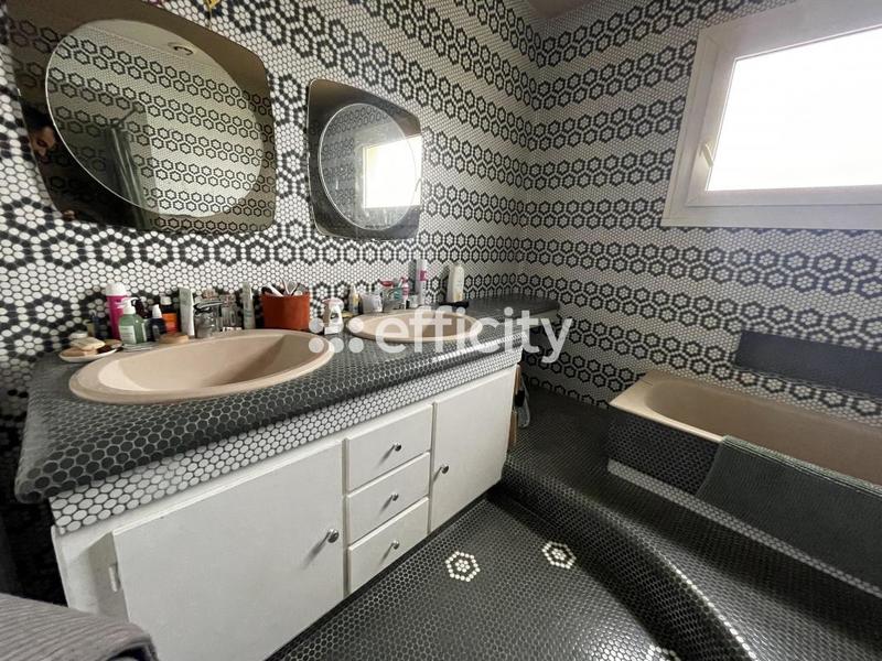 Maison - 210 m² - 10 pièces