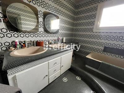 Maison - 210 m² - 10 pièces