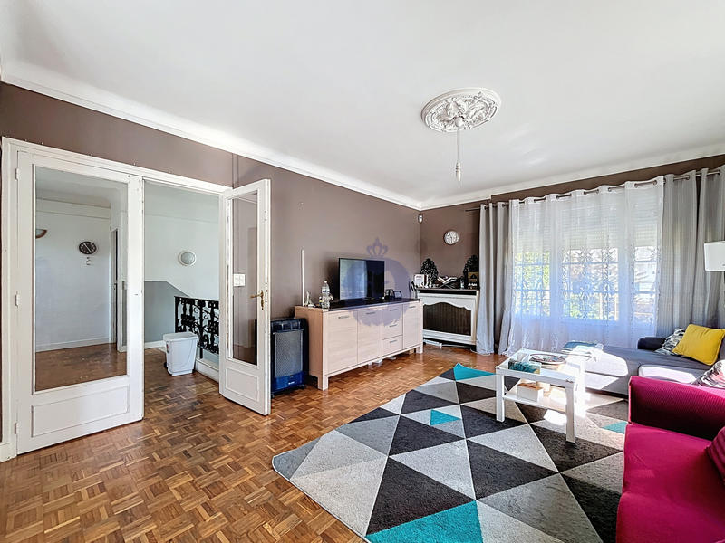 Maison - 216 m² - 8 pièces