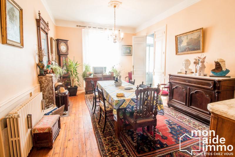 Maison - 230 m² - 10 pièces