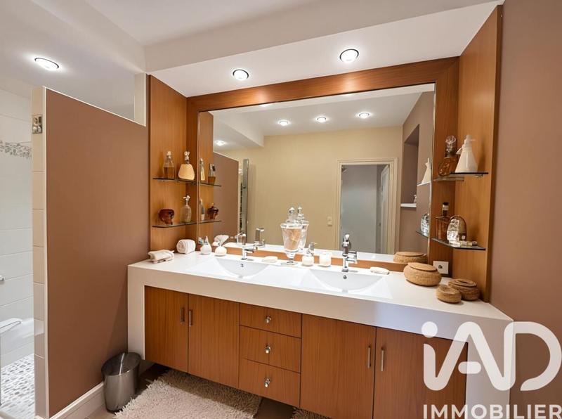 Maison - 217 m² - 8 pièces