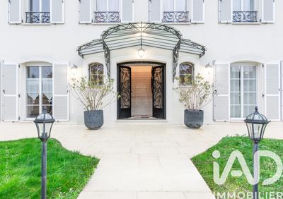 Maison - 740 m² - 15 pièces