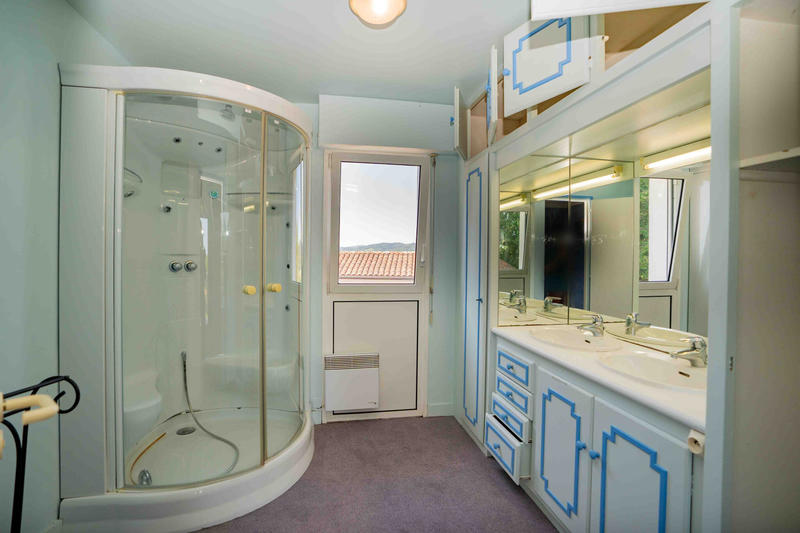 Maison - 243 m² - 6 pièces