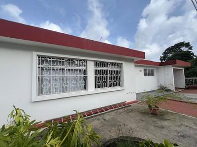 Maison - 438 m² - 11 pièces