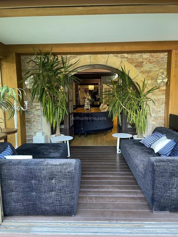 Maison - 650 m² - 11 pièces