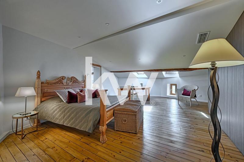 Maison - 245 m² - 9 pièces