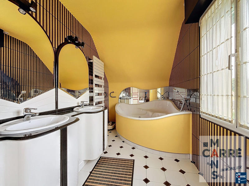 Maison traditionnelle - 275 m² - 7 pièces