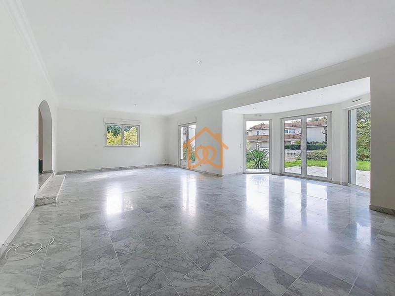 Villa - 244 m² - 7 pièces