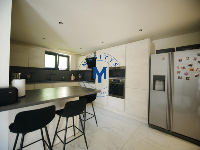 Maison - 140 m² - 8 pièces