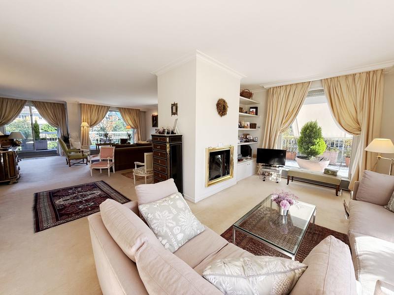 Appartement - 209 m² - 7 pièces