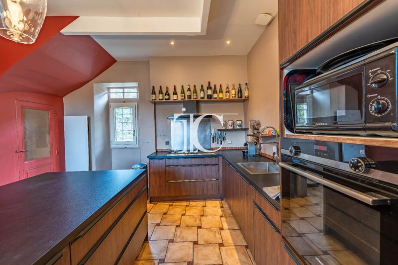 Maison - 334 m² - 8 pièces