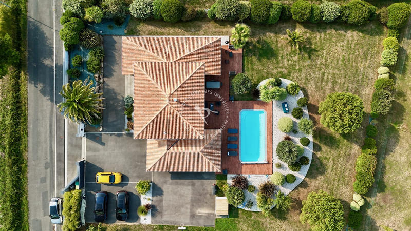 Maison - 211 m² - 7 pièces