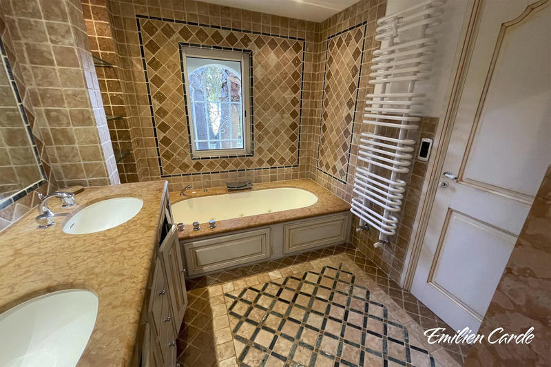 Villa - 167 m² - 6 pièces