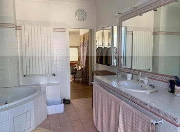 Propriété - 900 m² - 27 pièces