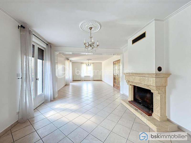 Maison traditionnelle - 215 m² - 10 pièces