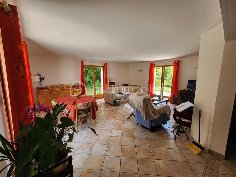 Maison traditionnelle - 230 m² - 7 pièces