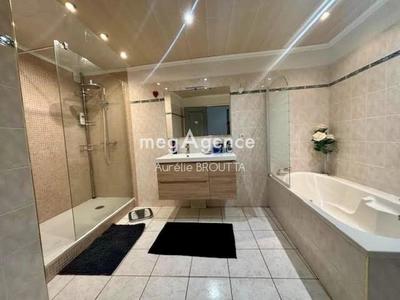 Maison - 247 m² - 8 pièces