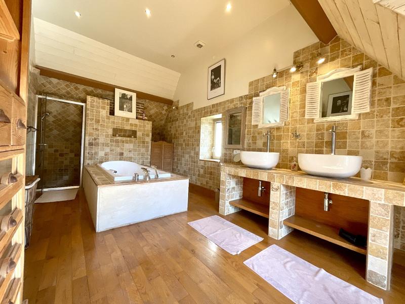 Maison - 230 m² - 9 pièces