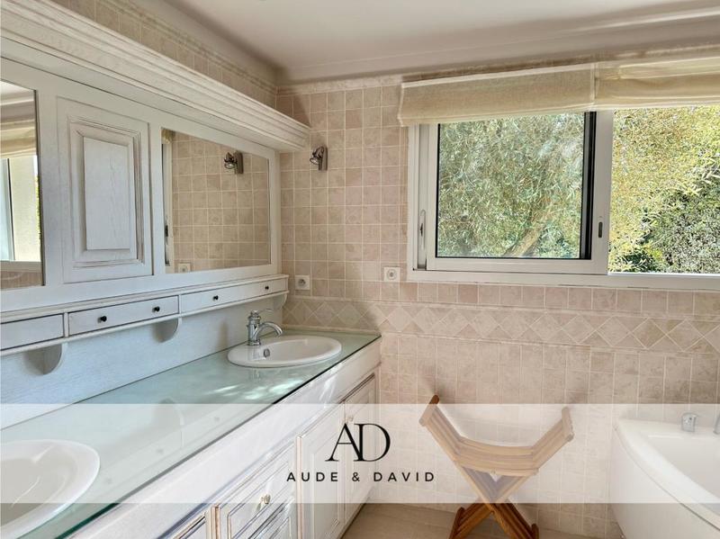 Maison - 220 m² - 8 pièces