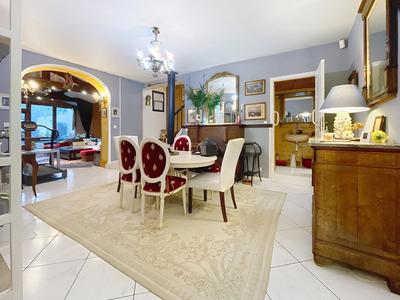 Maison - 242 m² - 10 pièces