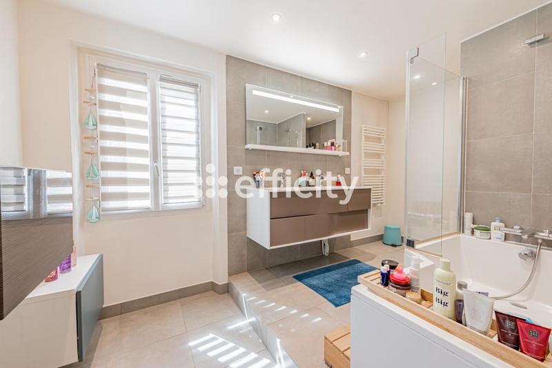 Maison - 232 m² - 9 pièces