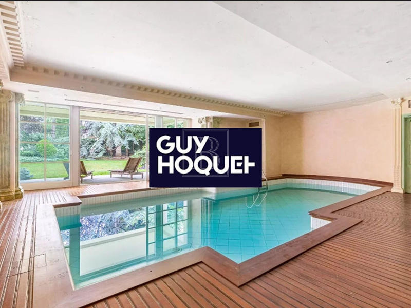 Maison - 1 061 m² - 12 pièces