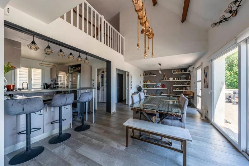 Maison - 239 m² - 12 pièces