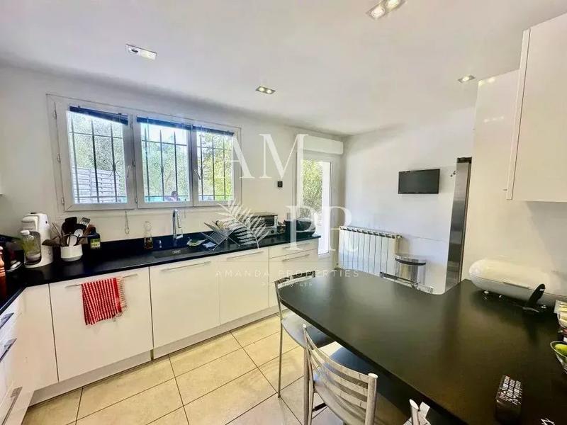 Maison - 181 m² - 7 pièces