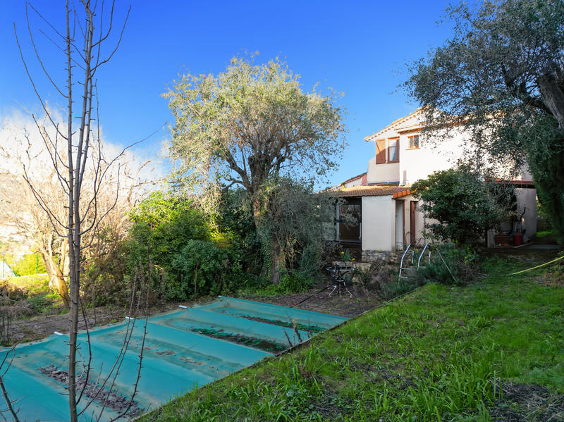 Maison - 225 m² - 9 pièces