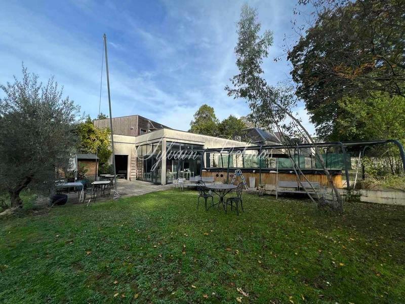 Demeure - 2 000 m² - 25 pièces