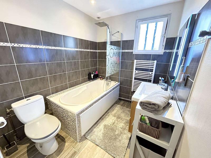 Maison traditionnelle - 130 m² - 8 pièces