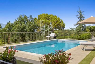 Villa - 255 m² - 8 pièces