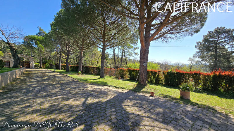 Maison - 250 m² - 8 pièces