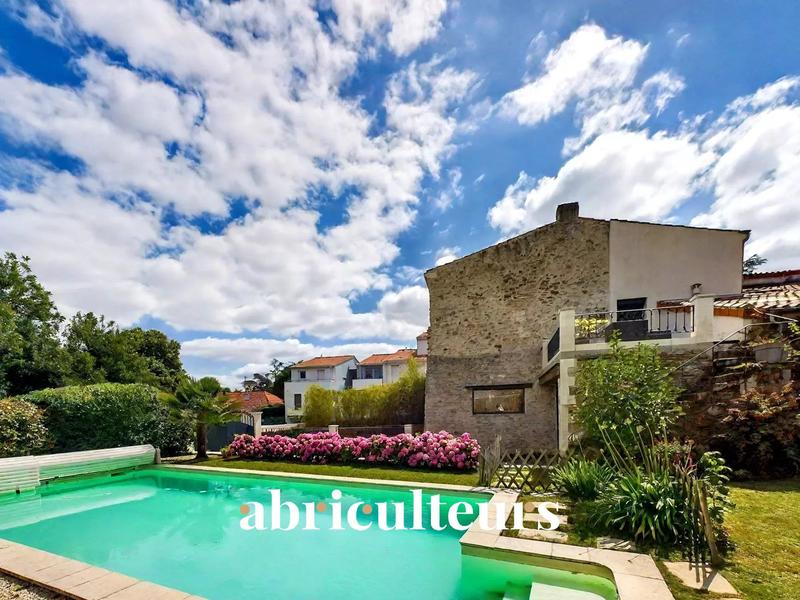 Maison - 220 m² - 7 pièces