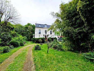Maison - 335 m² - 12 pièces