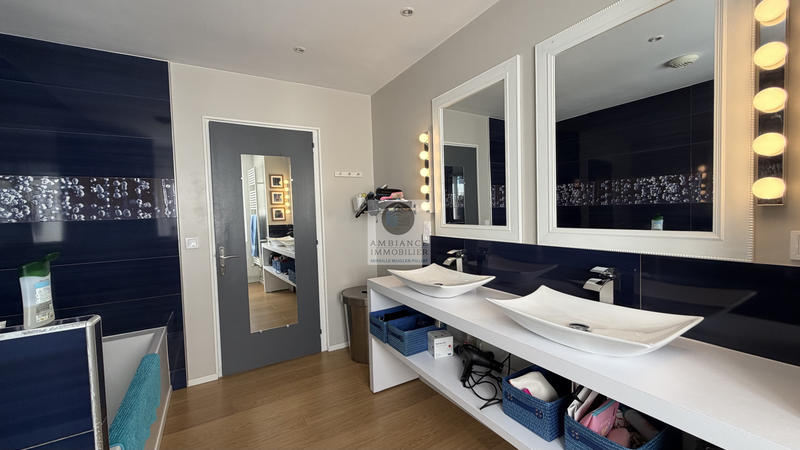 Maison - 228 m² - 7 pièces