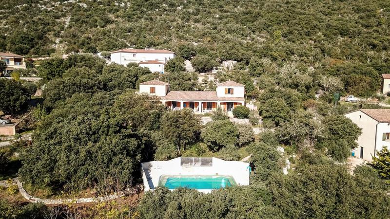 Maison - 250 m² - 9 pièces