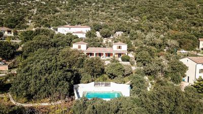 Maison - 250 m² - 9 pièces