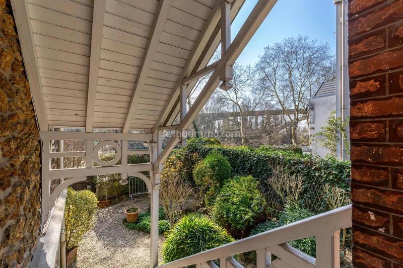 Maison - 954 m² - 10 pièces