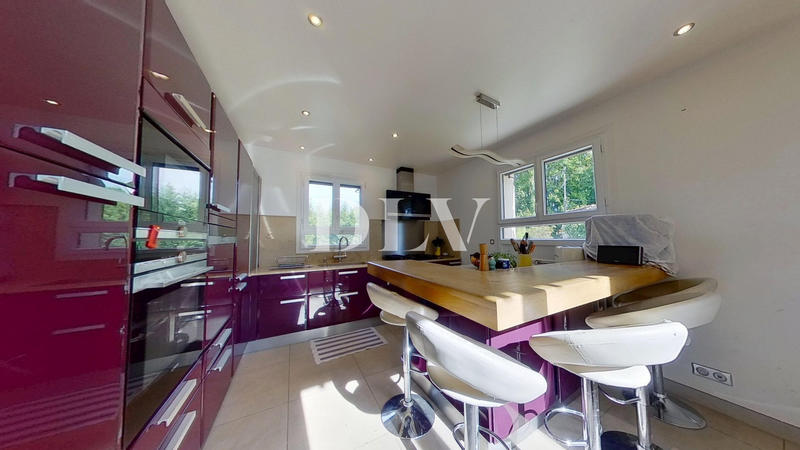 Maison - 214 m² - 8 pièces