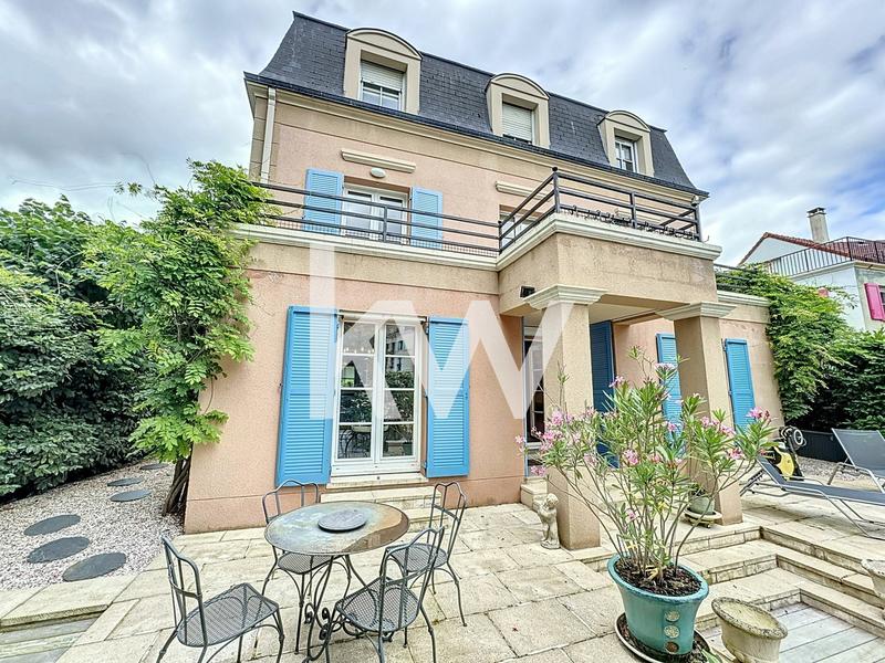 Maison - 213 m² - 8 pièces