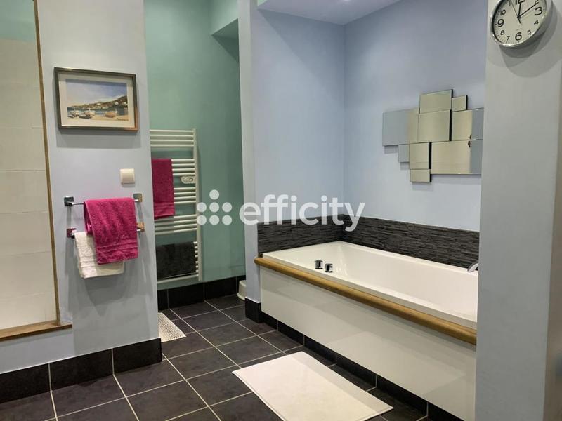 Maison - 220 m² - 7 pièces