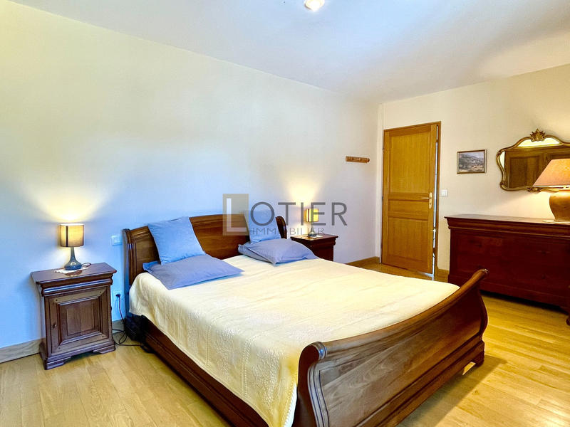 Maison - 240 m² - 8 pièces