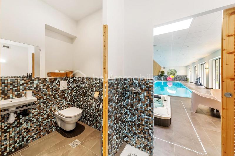 Maison - 305 m² - 8 pièces