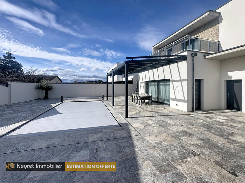 Maison - 237 m² - 9 pièces