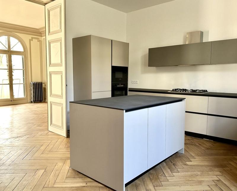 Maison - 330 m² - 10 pièces