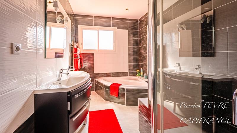 Maison - 237 m² - 8 pièces