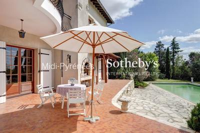 Maison - 242 m² - 6 pièces